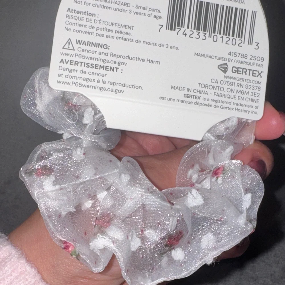 Sophi- NWT White Floral Scrunchie and Hair Accessories Set
